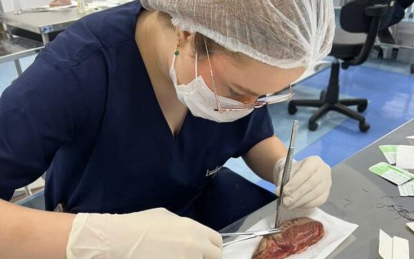 “Sem a bolsa, eu jamais pisaria dentro da Medicina”, diz filha de salgadeira, que cursa o 8º período na UniEvangélica