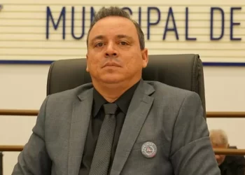 Suender Silva cobra Prefeitura por “iluminação deficitária” e anuncia trocas em “10, 15 dias”