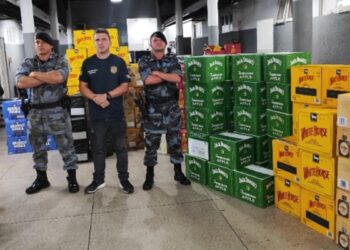 Polícia apreende 2.500 garrafas de bebidas falsificadas em Goiânia; homem é preso
