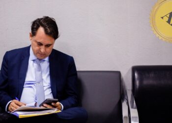 Líder do prefeito afirma que precisa de R$ 10 milhões para equipar hospital, mas só em dois contratos, gestão reservou R$ 86 milhões para outras áreas