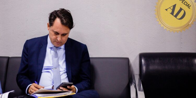 Líder do prefeito afirma que precisa de R$ 10 milhões para equipar hospital, mas só em dois contratos, gestão reservou R$ 86 milhões para outras áreas