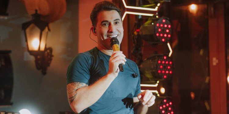 Em clima intimista, Tayrone reuniu a família, amigos e fãs na gravação do audiovisual ‘Essência’