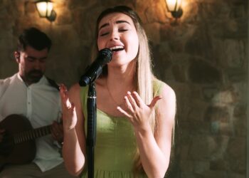 Esther Durán inicia promissora carreira na música gospel