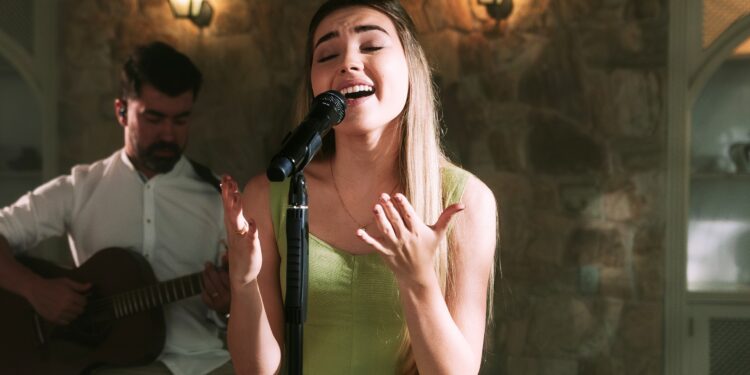 Esther Durán inicia promissora carreira na música gospel