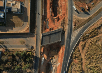 Empresa culpa falta de mão-de-obra à ausência de trabalhadores em canteiro, e revela que projeto executado não precisou ser alterado