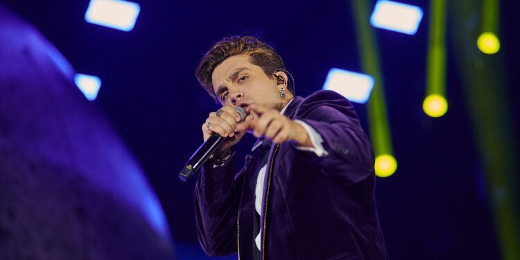 Luan Santana quebra recorde e leva mais de 52 mil fãs ao delírio no Ribeirão Rodeo Music