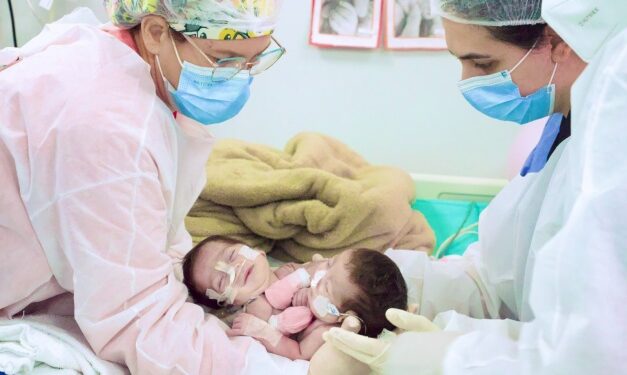 Gêmeas siamesas de Manaus passam por cirurgia de separação em Goiânia