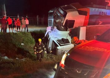 Motorista fica preso nas ferragens após batida entre caminhões em Morrinhos