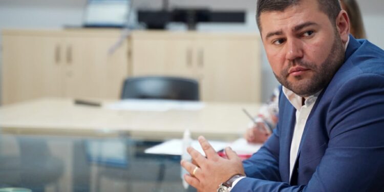 Em meio a escândalo municipal, Amilton Filho anuncia viagem à Europa e à Ásia acompanhando comitiva de vice-governador