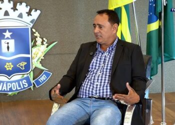 Servidora efetiva da Prefeitura denuncia sofrer perseguição política de gerente indicado por Carlim da Feira, e grava conversa