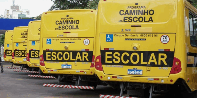 Motoristas da Educação de Anápolis paralisam atividades: 2 mil alunos são prejudicados