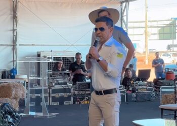 Zezé di Camargo marca presença na Agrovem em Goiânia e destaca protagonismo do Centro-Oeste