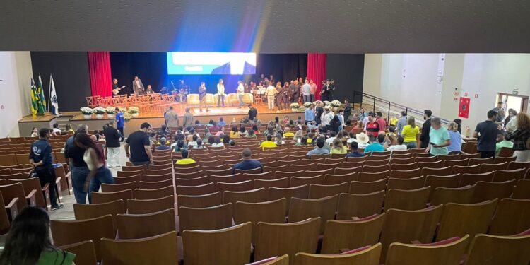 Evento que esperou por Bolsonaro contou com somente a metade da base de Márcio Corrêa na Câmara