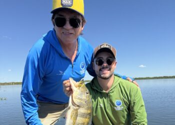 Ao lado pai Chitãozinho, Enrico vive dias de conexão e natureza no Rio Araguaia