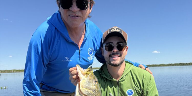 Ao lado pai Chitãozinho, Enrico vive dias de conexão e natureza no Rio Araguaia