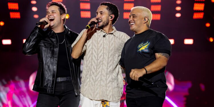 Matheus e Kauan surpreendem público no Expocrato ao regravarem sucessos de carreira