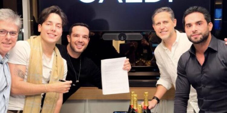 Enzo Ferro assina com o Grupo Caldi e se torna artista 360° da empresa