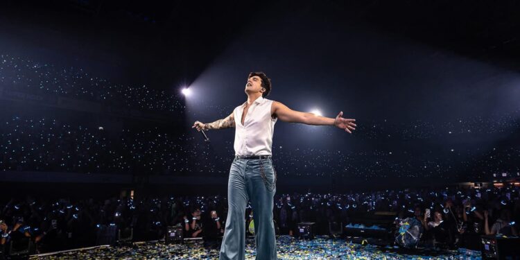 Luan Santana abre turnê internacional em Lisboa e emociona multidão na Meo Arena