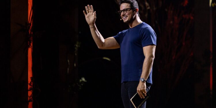 Deive Leonardo retorna à Netflix com especial inédito e encerra turnê com mensagem de fé e transformação