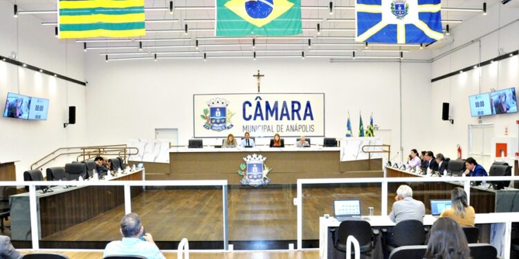 Com emenda, Câmara condiciona liberação de crédito ao pagamento de dívida atual