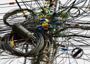 Prefeito decreta “Situação de Emergência” e autoriza retirada de fiação de telefonia sem identificação