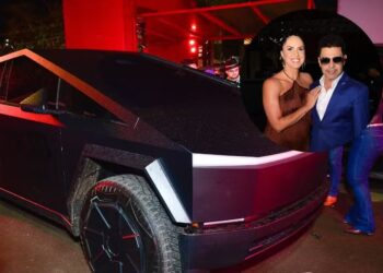 Zezé Di Camargo desfila com Cybertruck, o carro futurista e raro no Brasil