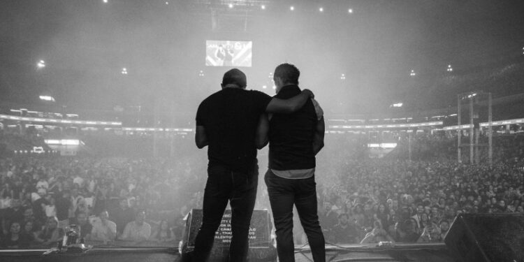 Zezé di Camargo & Luciano levantam o público em BH com show emocionante