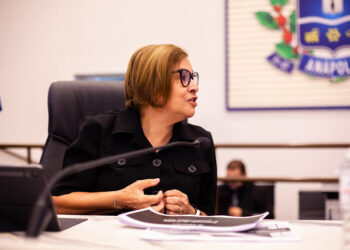 Secretária de Saúde exagera nos elogios para a Saúde de Anápolis, e destoa de prefeito e de realidade financeira