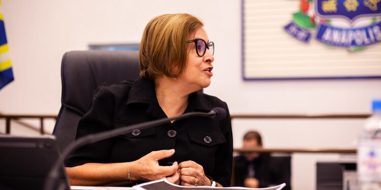 Secretária de Saúde exagera nos elogios para a Saúde de Anápolis, e destoa de prefeito e de realidade financeira