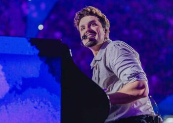 Na França, Luan Santana leva o “Ao Vivo Na Lua” ao Zénith Paris, com ingressos esgotados e público emocionado