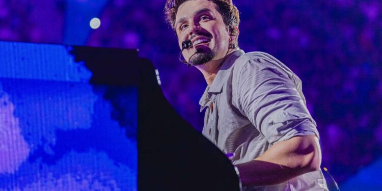 Na França, Luan Santana leva o “Ao Vivo Na Lua” ao Zénith Paris, com ingressos esgotados e público emocionado