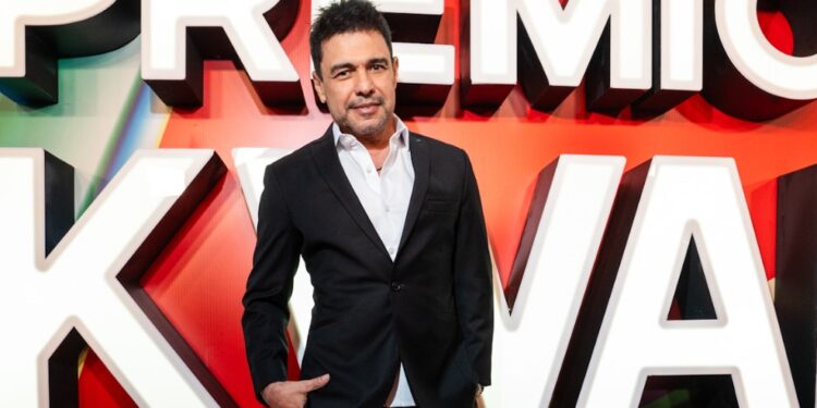 Zezé Di Camargo é homenageado com o prêmio Estrela Kwai em São Paulo