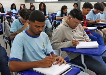 Participantes do Pé-de-Meia ganham R$ 200 se fizerem dois dias de Enem