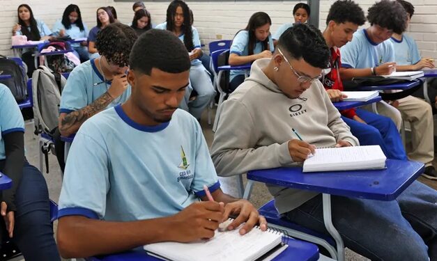 Participantes do Pé-de-Meia ganham R$ 200 se fizerem dois dias de Enem