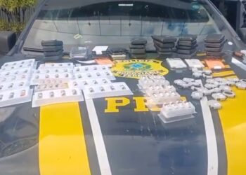 PRF apreende remédios emagrecedores e celulares irregulares em Itumbiara