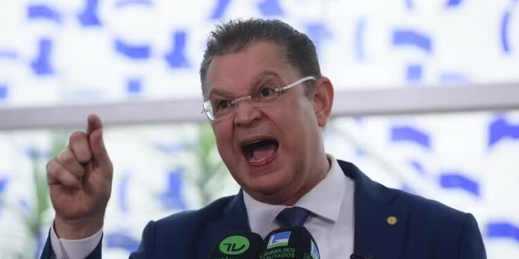 Dinheiro encontrado em flat de líder do PL na Câmara é 87 vezes maior que patrimônio declarado ao TSE