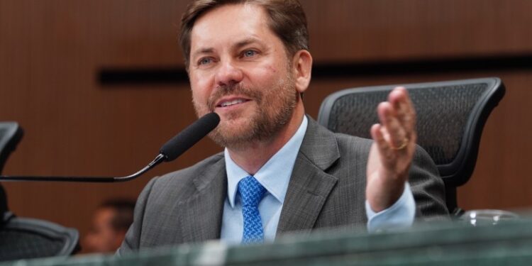 Bruno Peixoto lidera pesquisa para vaga na Câmara Federal: veja outros nomes citados