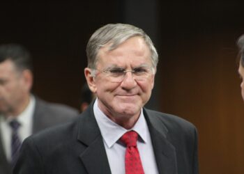 Gomide é transferido para o Hugol com fratura na coluna