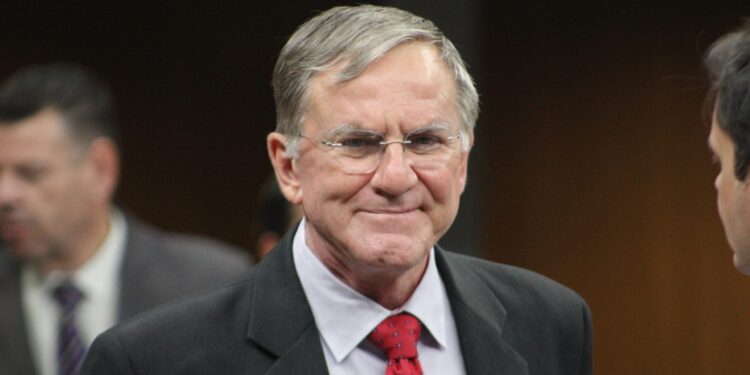 Gomide é transferido para o Hugol com fratura na coluna