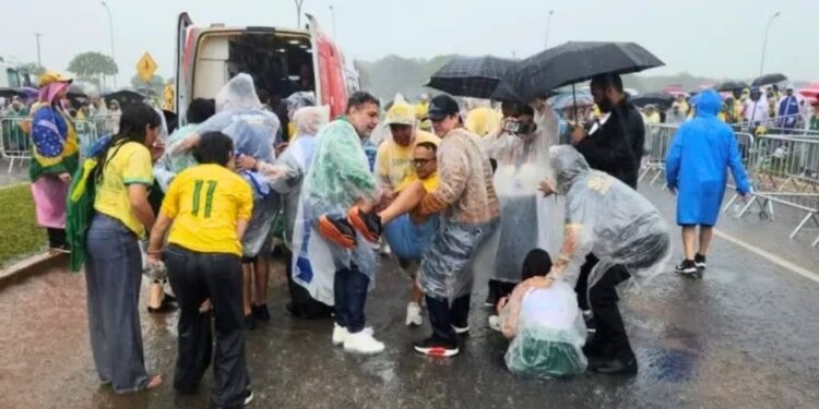 Raio cai durante caminhada com Nikolas Ferreira e fere manifestantes em Brasília