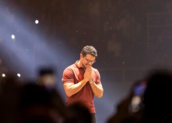 ”Oi, Deus, sou eu de novo”: livro de Deive Leonardo se destaca entre os mais vendidos da Amazon Brasil