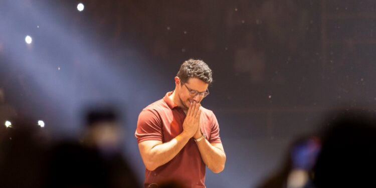 ”Oi, Deus, sou eu de novo”: livro de Deive Leonardo se destaca entre os mais vendidos da Amazon Brasil