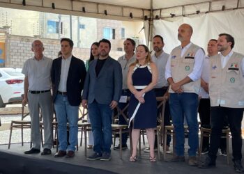 Lançamento de policlínica reúne lideranças de PT e PL no mesmo palanque