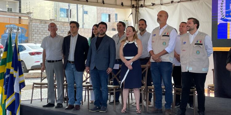 Lançamento de policlínica reúne lideranças de PT e PL no mesmo palanque