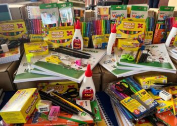 Com queda de 60% nas vendas após kits gratuitos na rede pública, papelarias sugerem cartão escolar