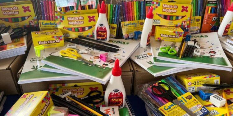 Com queda de 60% nas vendas após kits gratuitos na rede pública, papelarias sugerem cartão escolar