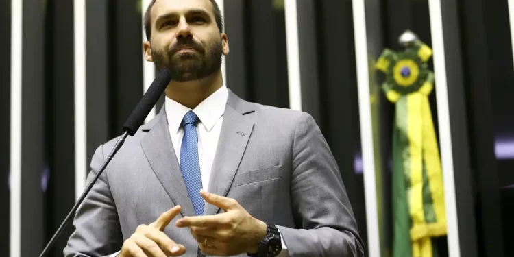 Cassado, Eduardo Bolsonaro deve voltar à função de escrivão, determina PF