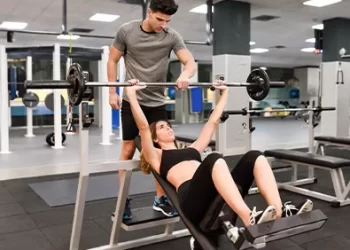 Projeto que proíbe academias de cobrarem taxa por personal trainers tramita nas comissões