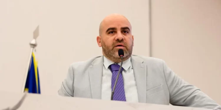 Combativo e amigo de longa data de Corrêa: José Fernandes muda perfil da liderança na Câmara