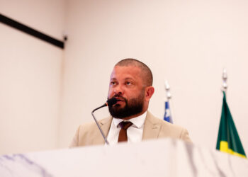 Tutores de cães e gatos poderão sepultar pets em jazigos da família em Anápolis se projeto na Câmara for aprovado